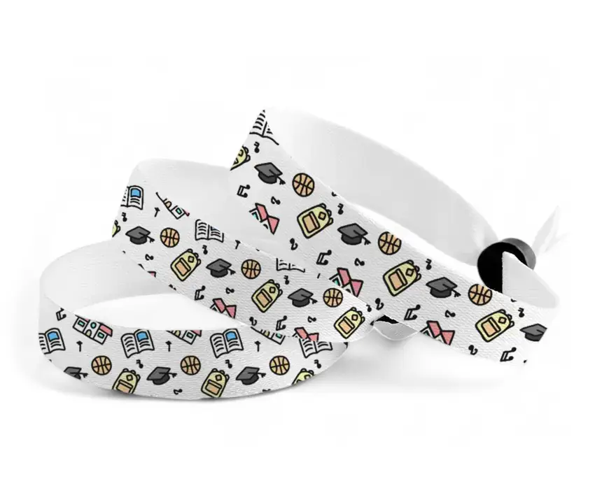 tres pulseras de tela personalizadas con motivos escolares