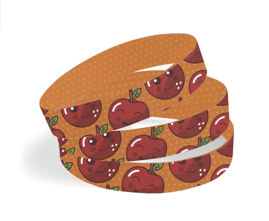 tres pulseras de tela de color naranja con dibujos de manzanas sonrientes