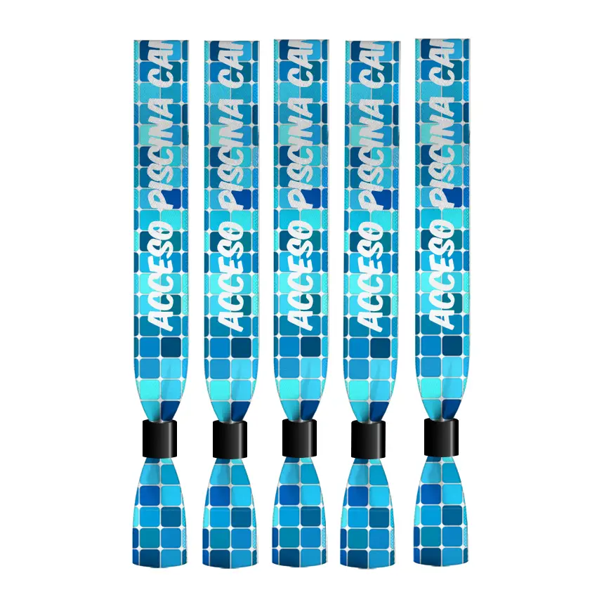 un grupo de pulseras de tela personalizadas para acceder a una piscina