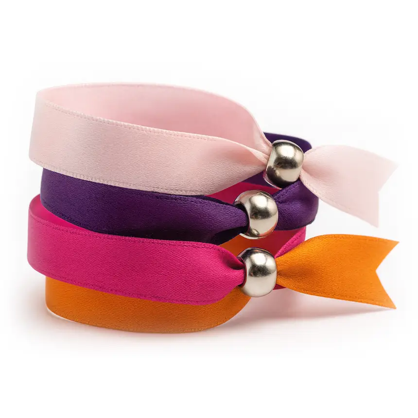 cuatro pulseras de tela de colores con cierre metálico