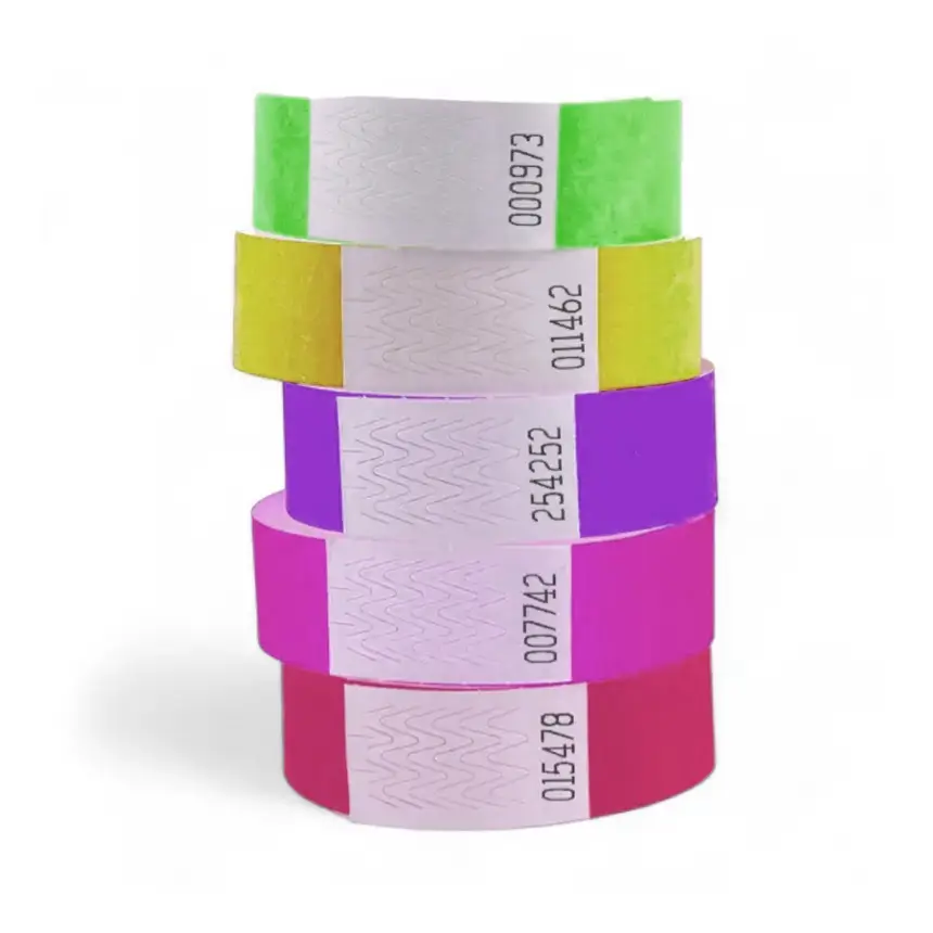 pulseras tyvek de colores vivos apiladas unas sobre otras