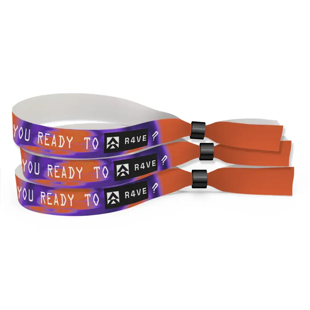 tres pulseras de tela personalizadas apiladas