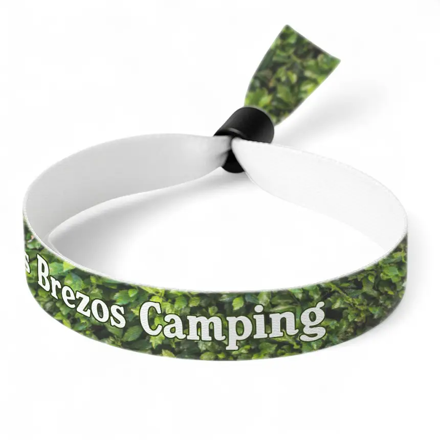 una pulsera personalizada con la información de un camping