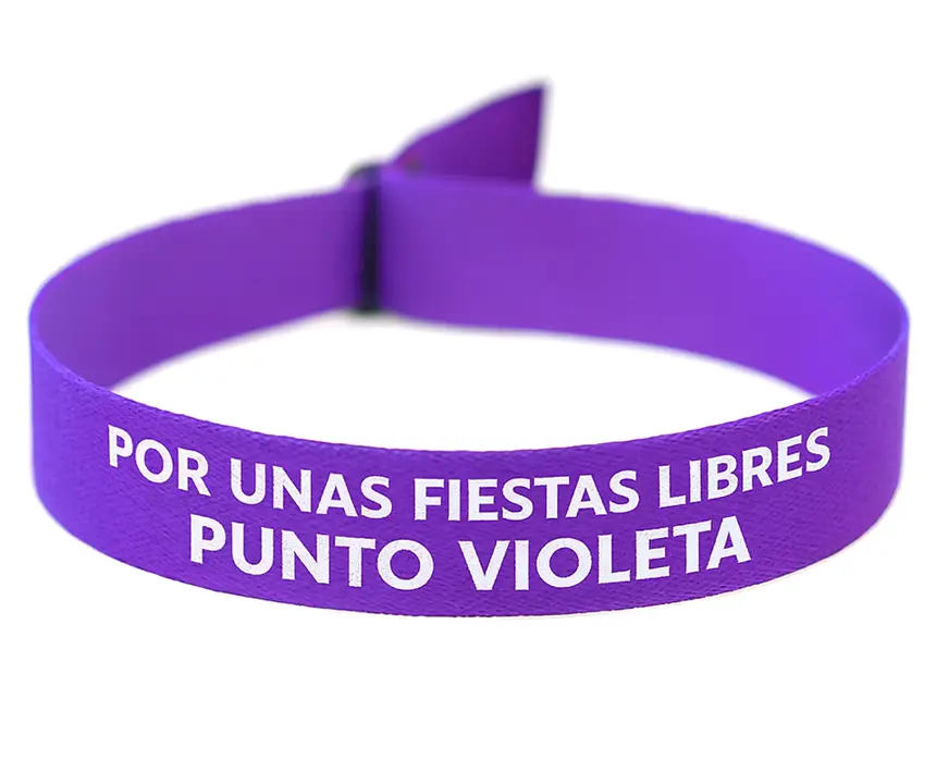 una pulsera morada con información sobre el punto violeta en fiestas populares