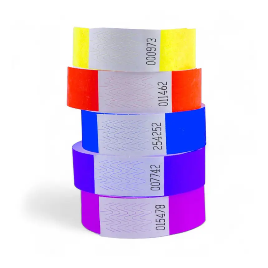 una pila de pulseras tyvek de colores para eventos