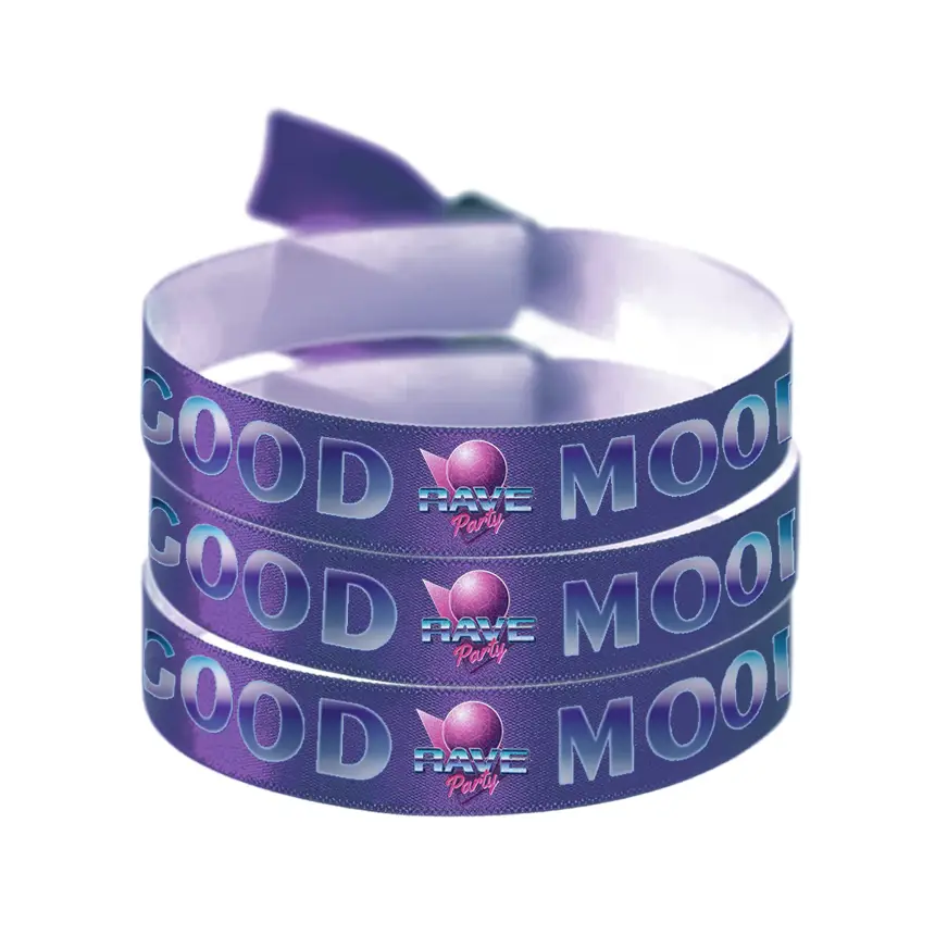 tres pulseras de tela personalizadas para fiesta apiladas