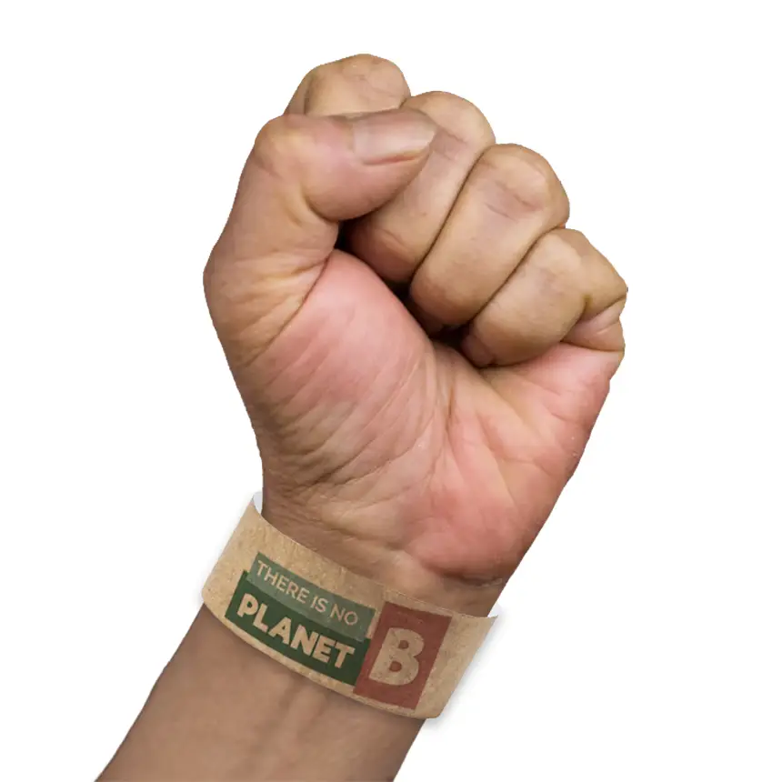 puño levantado con pulsera kraft con la frase no hay planeta B